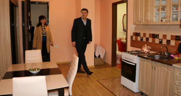 9 დევნილ ოჯახს თბილისში ახალაშენებულ კორპუსში ბინები გადაეცა
